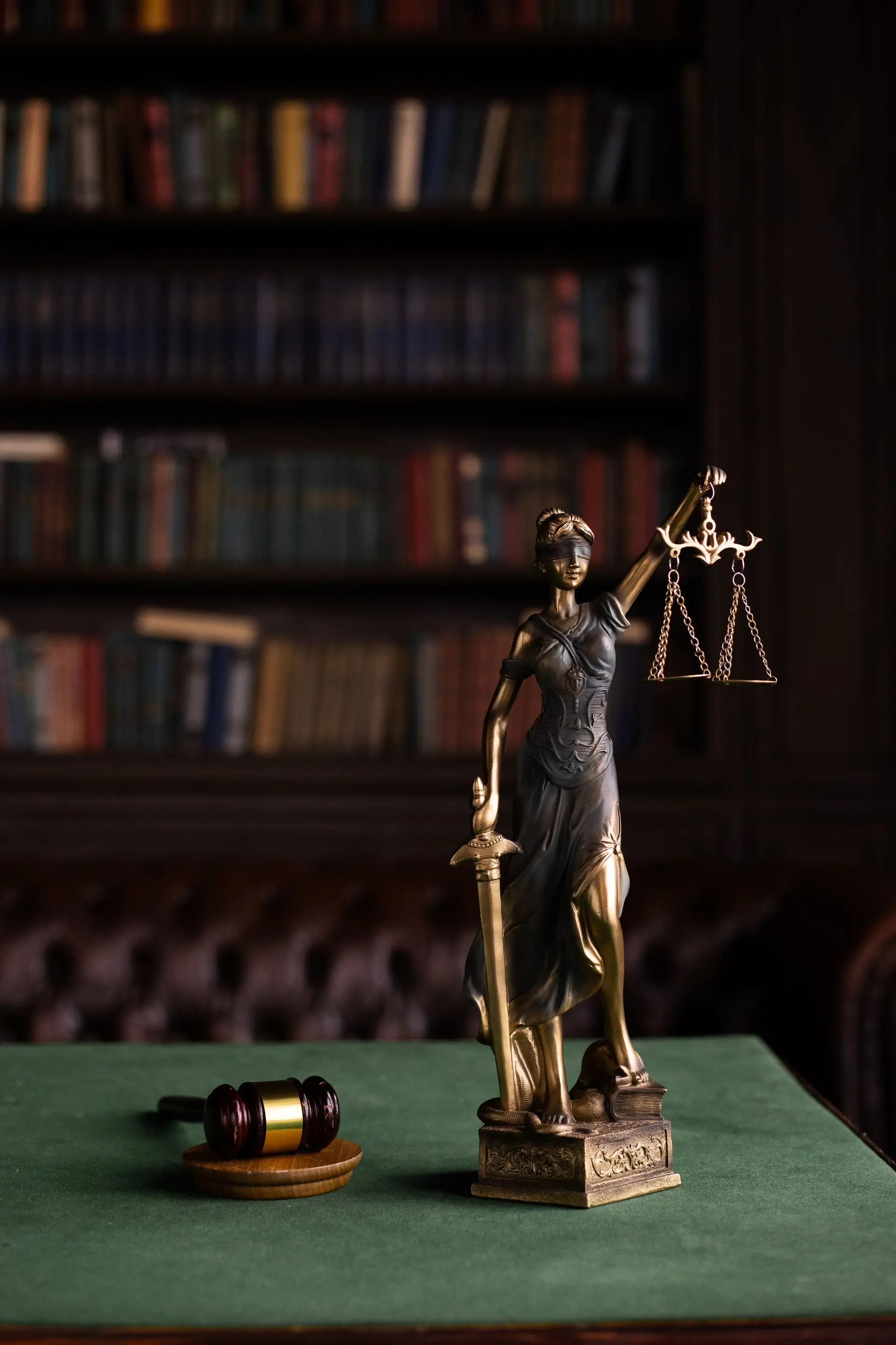 Estatua de la justicia en una biblioteca jurídica